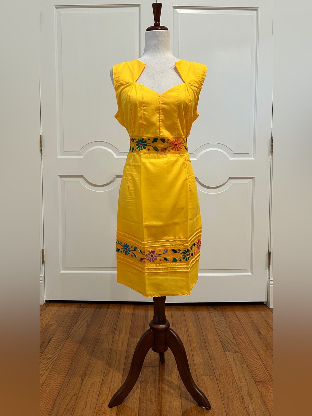 Mexican embroidered dress, hand Embroidered with silk threads.